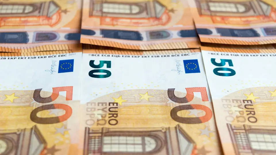 Why the Euro Is Falling and the US Dollar Is Surging in July 2025: What Investors Need to Know